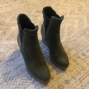 Sorel booties, forest green, never worn